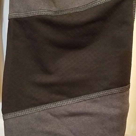 💥3/$10💥Reebok Workout Capris with Key Pocket - Picture 4 of 10